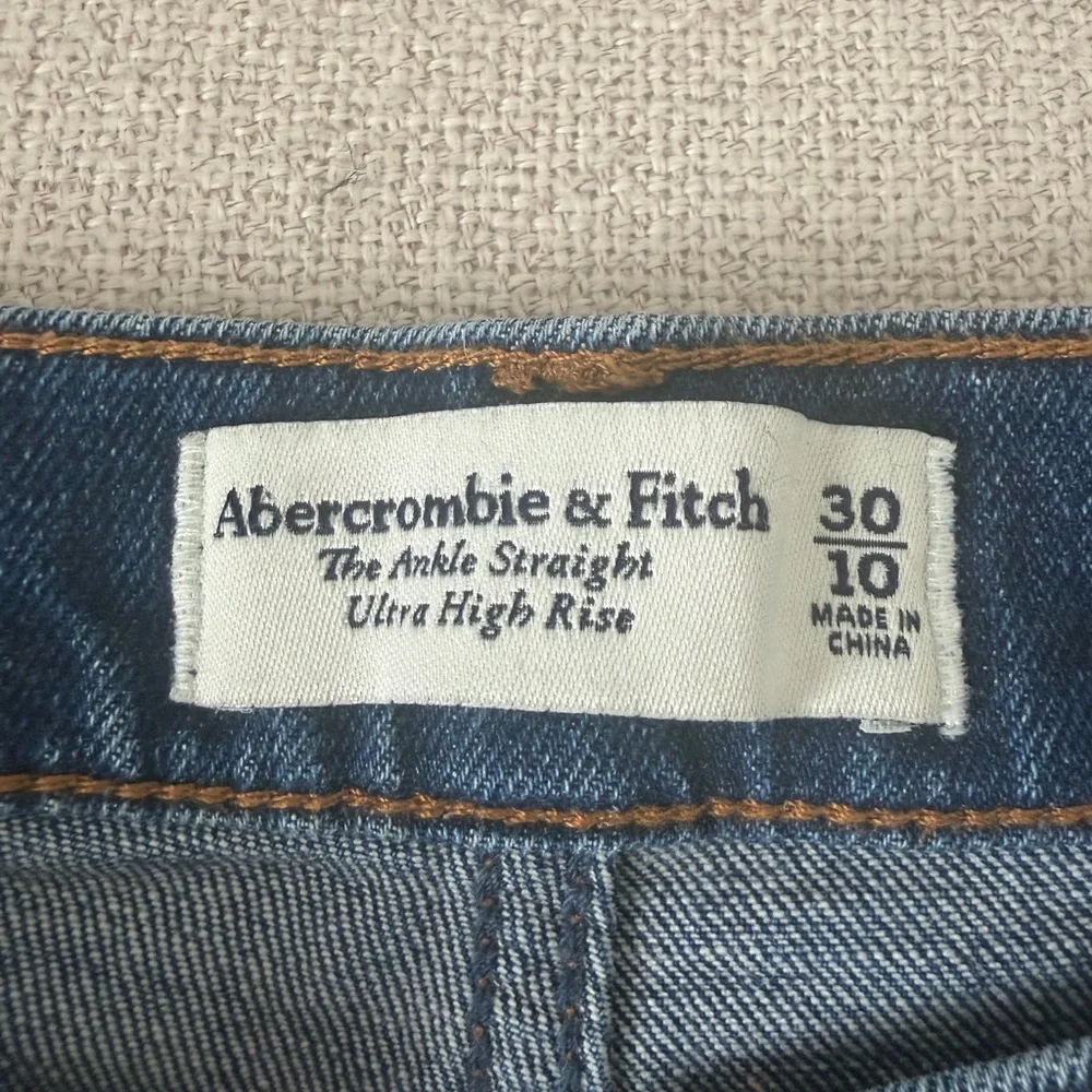Abercrombie - The Ankle Straight Ultra High Rise - Size 30 - Picture 4 of 4